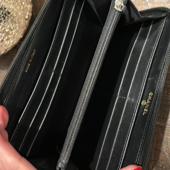 Chanel Auth. Caviar zippy wallet. - Picture 8 of 11